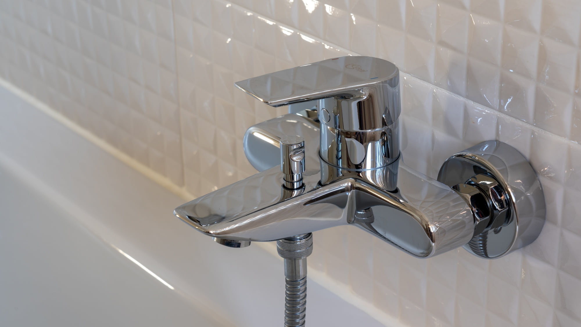 Cleaning mold between bathroom ceramics with chlorine bleach Night